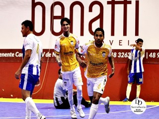
<a style='margin-left: 5px;' class='btn btn-xs btn-social btn-facebook' href='https://www.facebook.com/sharer/sharer.php?u=https://boladovale.com.br/imgs/800-800-90/conteudo/fotos/2034/img4012.jpg' rel='popup' data-width='500' data-height='400'><i class='fa fa-facebook'></i>Compartilhar <span class='hidden-xs'>no Facebook</span>
</a> 
<a class='btn btn-default btn-xs' target='_blank' href='imgs/800-800-90/conteudo/fotos/2034/img4012.jpg'>
<span class='glyphicon glyphicon-cloud-download'></span> Salvar
</a> 
<span></span>