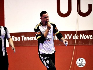 
<a style='margin-left: 5px;' class='btn btn-xs btn-social btn-facebook' href='https://www.facebook.com/sharer/sharer.php?u=https://boladovale.com.br/imgs/800-800-90/conteudo/fotos/2034/img4037.jpg' rel='popup' data-width='500' data-height='400'><i class='fa fa-facebook'></i>Compartilhar <span class='hidden-xs'>no Facebook</span>
</a> 
<a class='btn btn-default btn-xs' target='_blank' href='imgs/800-800-90/conteudo/fotos/2034/img4037.jpg'>
<span class='glyphicon glyphicon-cloud-download'></span> Salvar
</a> 
<span></span>