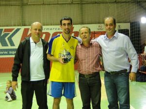 Daneil Boquita da equipe da Casa do Agricultor recebendo o troféu