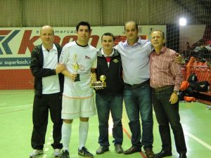 Lele da equipe do Feras, recebendo o Troféu